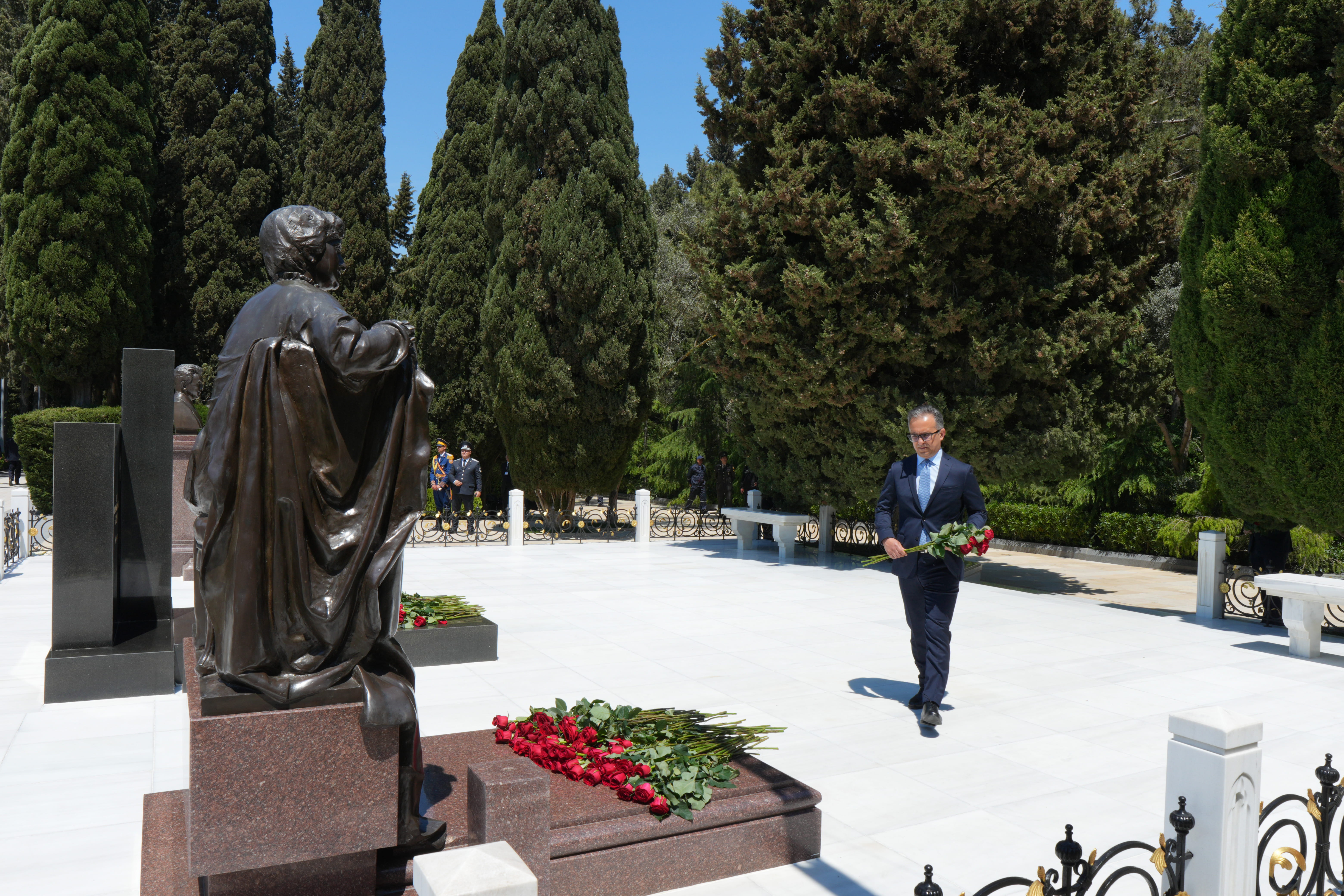 Dövlət Komitəsinin kollektivi Ulu Öndər Heydər Əliyevin məzarını ziyarət ediblər - Image 6