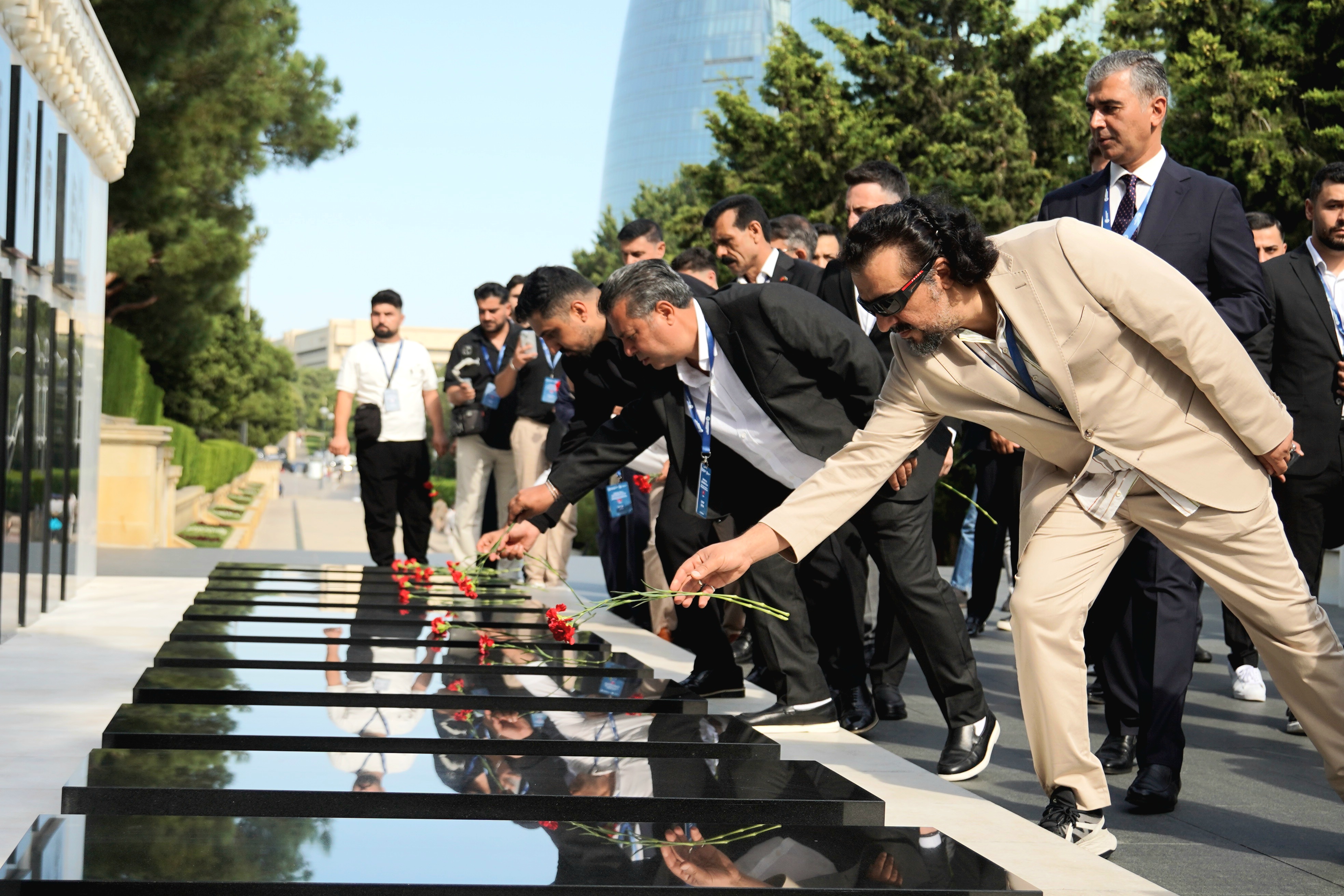Ölkəmizdə səfərdə olan din xadimləri Fəxri xiyaban, Şəhidlər xiyabanı və “Türk şəhidliyi” abidəsini ziyarət ediblər - Image 2