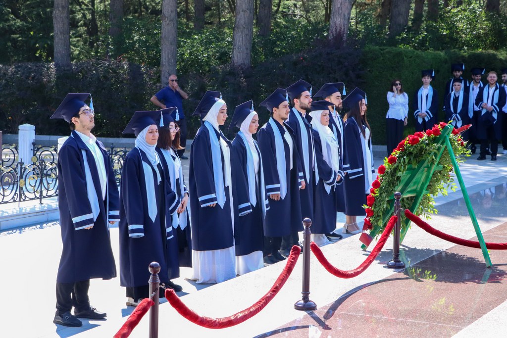 Dini Qurumlarla İş üzrə Dövlət Komitəsinin və tabeliyindəki qurumların kollektivi Fəxri xiyabanı ziyarət edib - Image 2