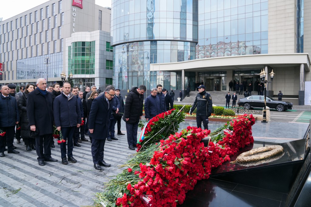 Dövlət Komitəsinin kollektivi Xocalı soyqırımı abidəsini ziyarət edib - Image 2