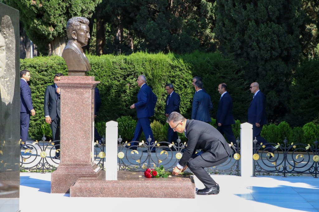 Dini Qurumlarla İş üzrə Dövlət Komitəsinin və tabeliyindəki qurumların kollektivi Fəxri xiyabanı ziyarət edib - Image 8