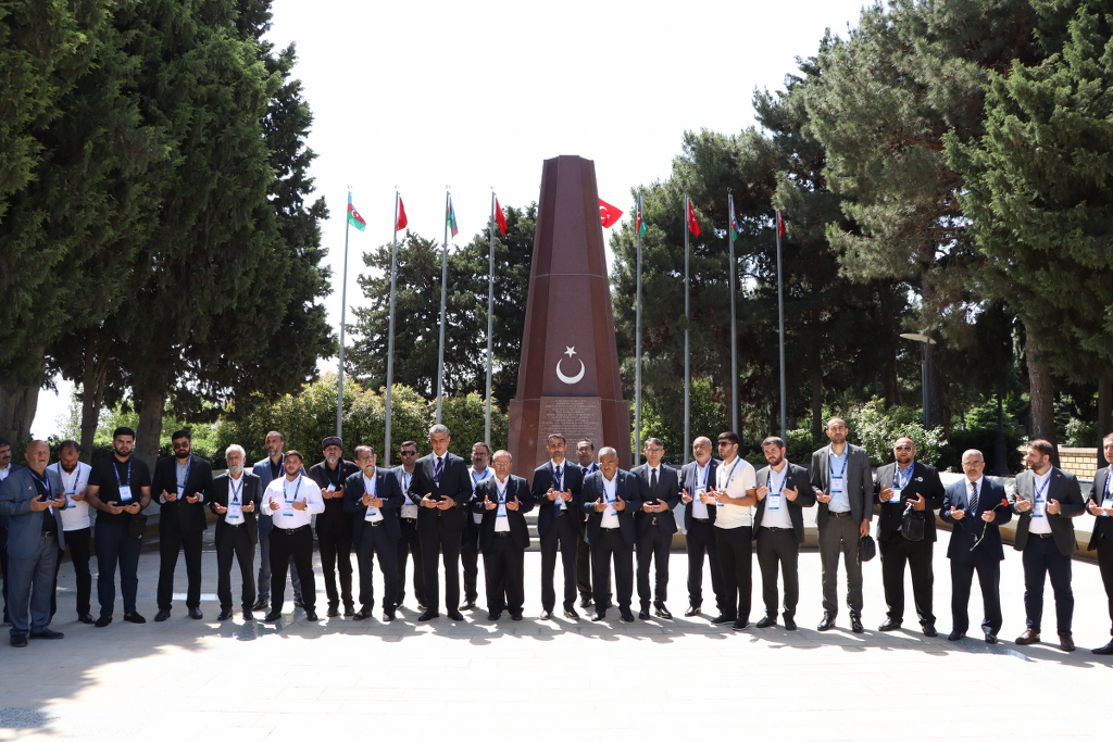 Din xadimləri Fəxri xiyabanı və Şəhidlər xiyabanını, Türk şəhidliyi abidəsini ziyarət ediblər - Image 1