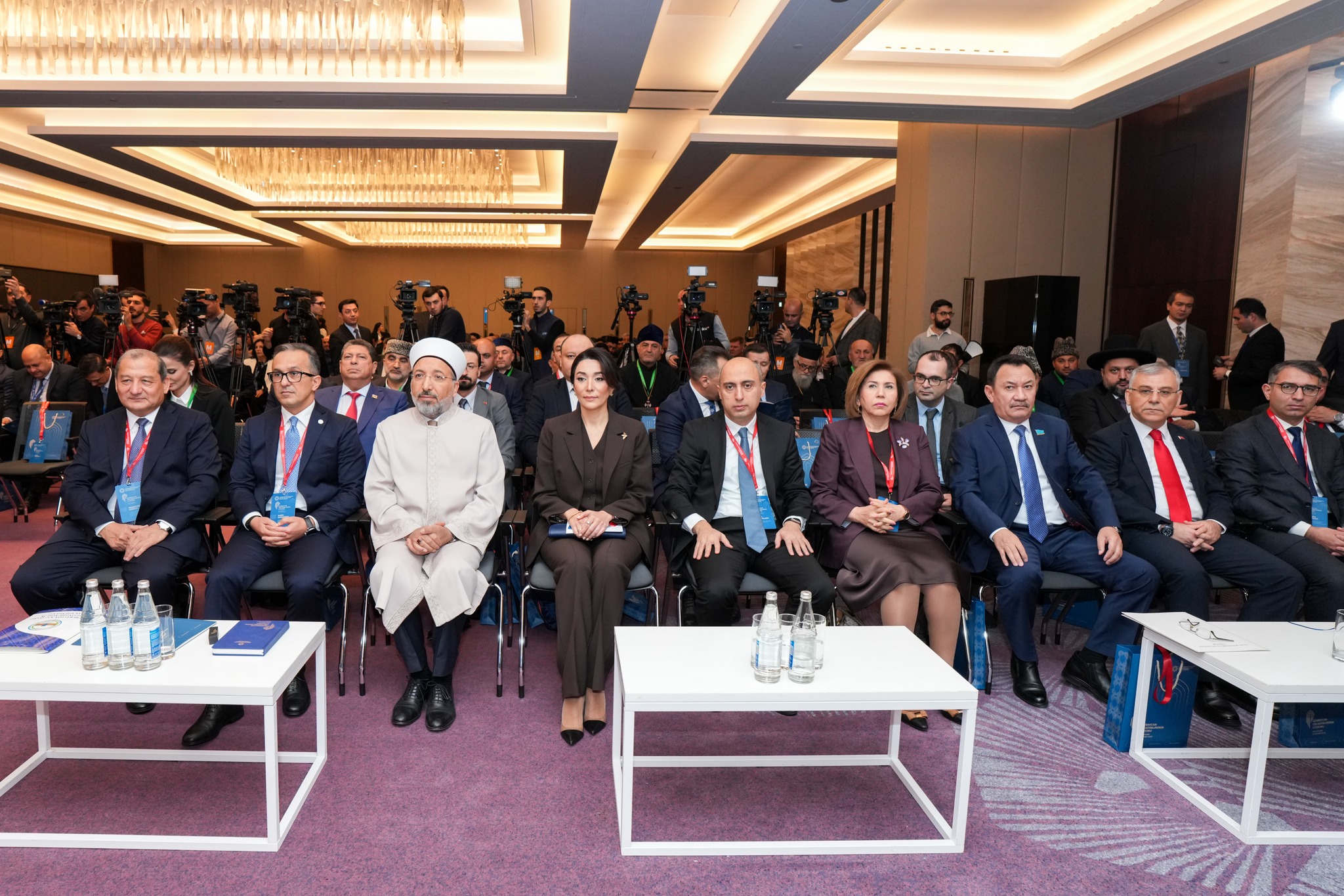 Bakıda “Azərbaycanda dövlət-din münasibətlərinin konstitusion prinsipləri: dünyəvilik və vicdan azadlığı” mövzusunda Azərbaycan Din Xadimlərinin II Forumu - Image 19