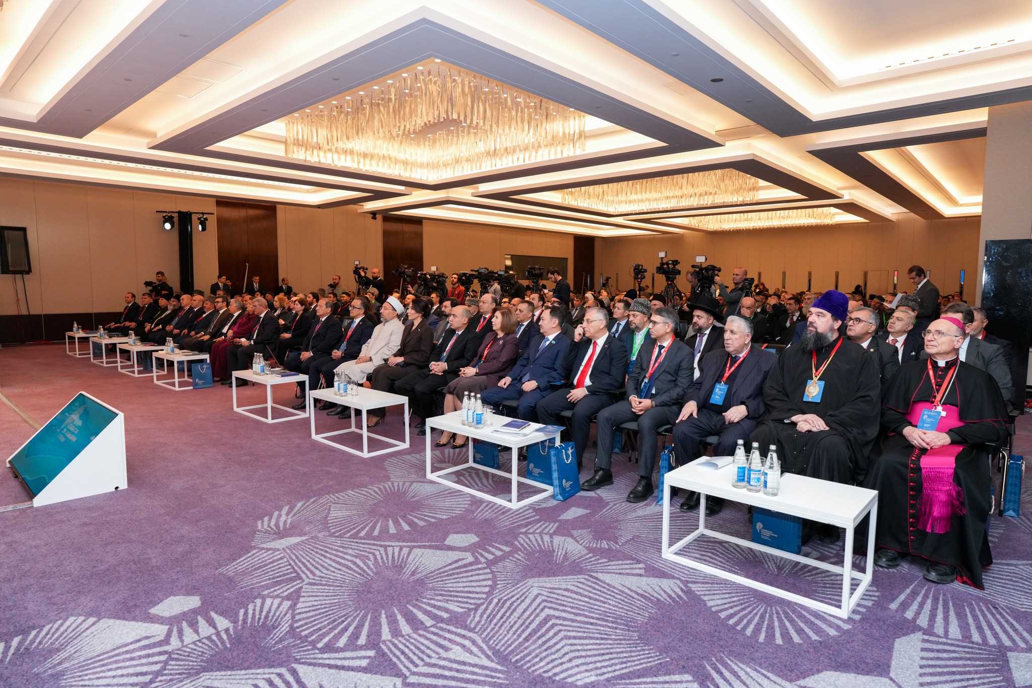 Bakıda “Azərbaycanda dövlət-din münasibətlərinin konstitusion prinsipləri: dünyəvilik və vicdan azadlığı” mövzusunda Azərbaycan Din Xadimlərinin II Forumu - Image 20