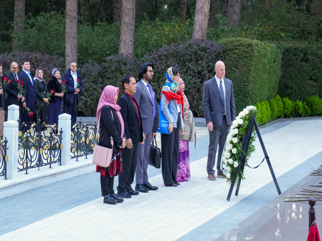Beynəlxalq simpoziumun iştirakçıları Fəxri xiyabanı və Şəhidlər xiyabanını ziyarət ediblər - Image 6