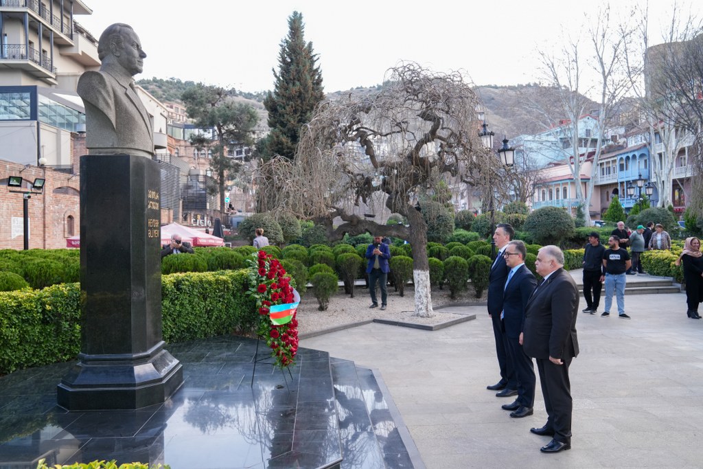 Tbilisidə Ulu Öndər Heydər Əliyevin abidəsi ziyarət edilib