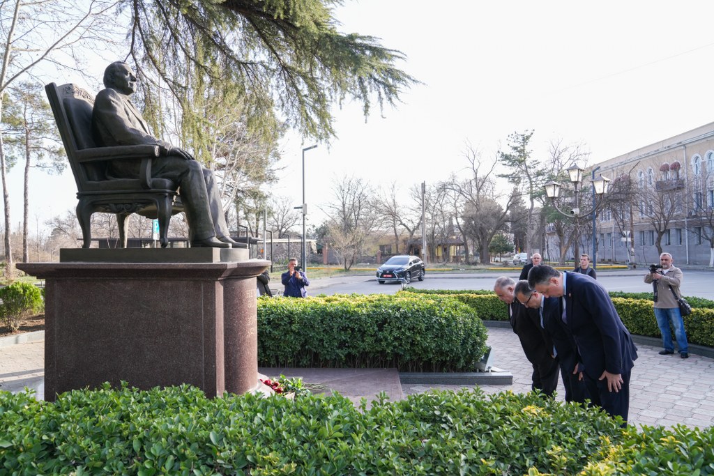 Rustavi şəhərində Ulu Öndərin abidəsi ziyarət olunub - Image 3