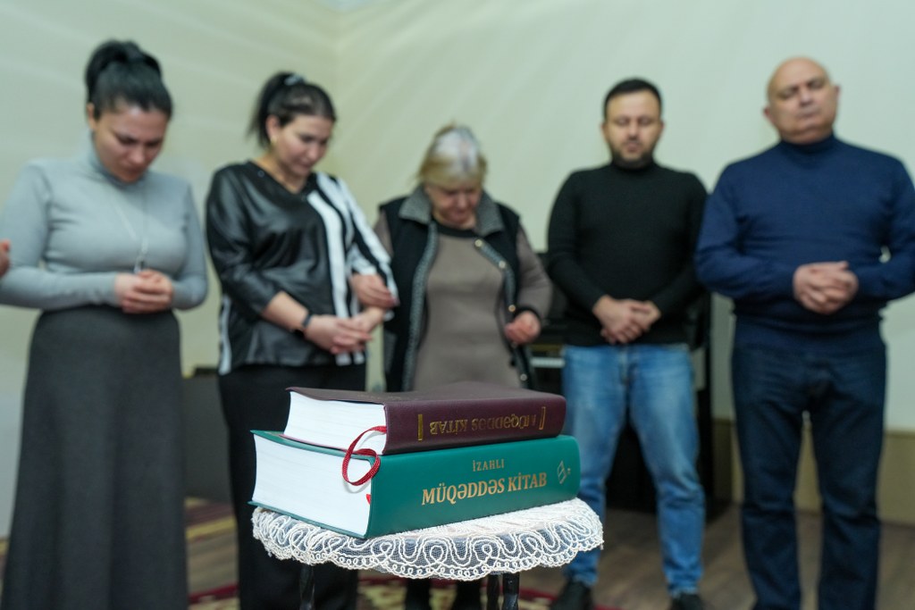Bakı şəhərində yerləşən kilsə və sinaqoqlarda Xocalı faciəsi qurbanlarının xatirəsi anılıb - Image 12