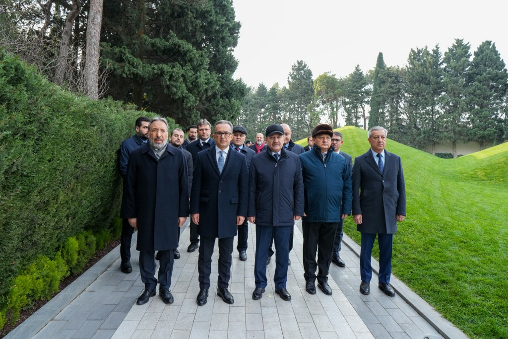 Azərbaycan Din Xadimlərinin II Forumunun iştirakçıları Fəxri xiyaban, Zəfər abidəsi və Hərbi Qənimətlər Parkını ziyarət ediblər - Image 1