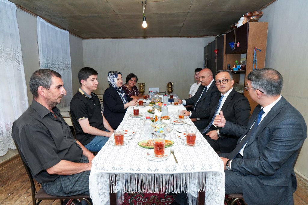 Şəkidə tələbənin ailəsi ziyarət olunub - Image 4