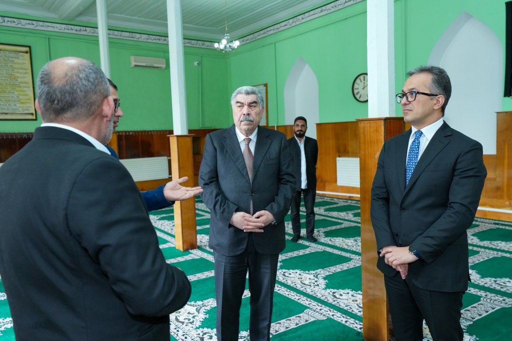 Dövlət Komitəsinin sədri Salyan şəhərində yerləşən məscidlərin fəaliyyəti ilə tanış olub - Image 3