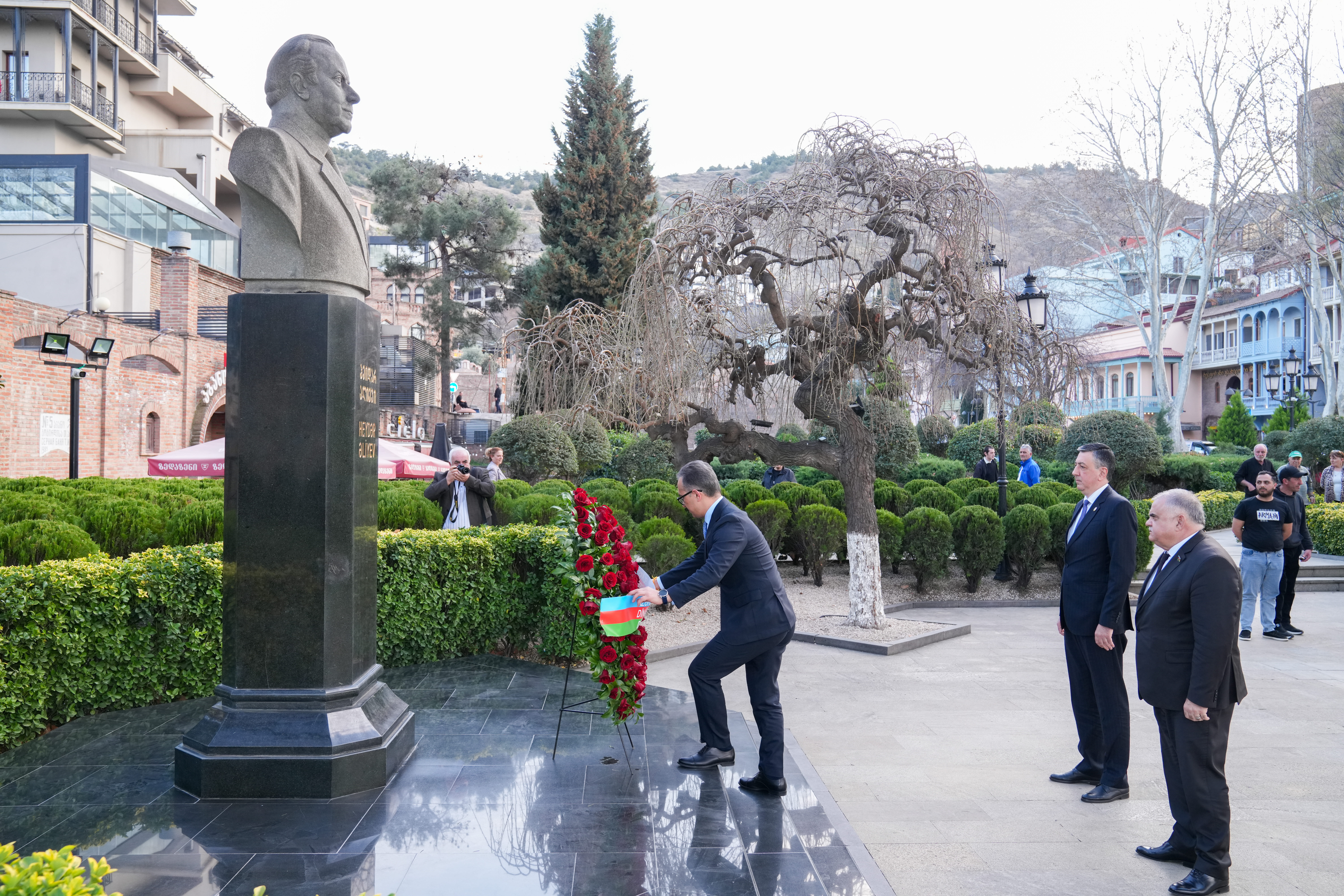 Tbilisidə Ulu Öndər Heydər Əliyevin abidəsi ziyarət edilib - Image 3
