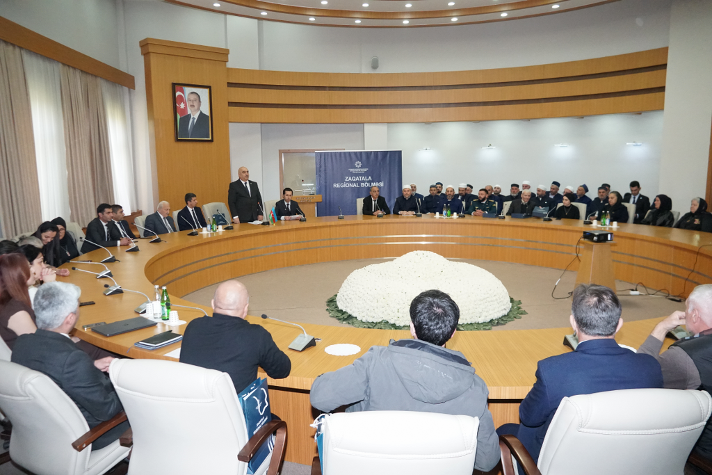 Zaqatalada “8 Noyabr Zəfər Günü – Müasir Azərbaycan Tarixinin Şanlı Səhifəsi” mövzusunda konfrans keçirilib - Image 3