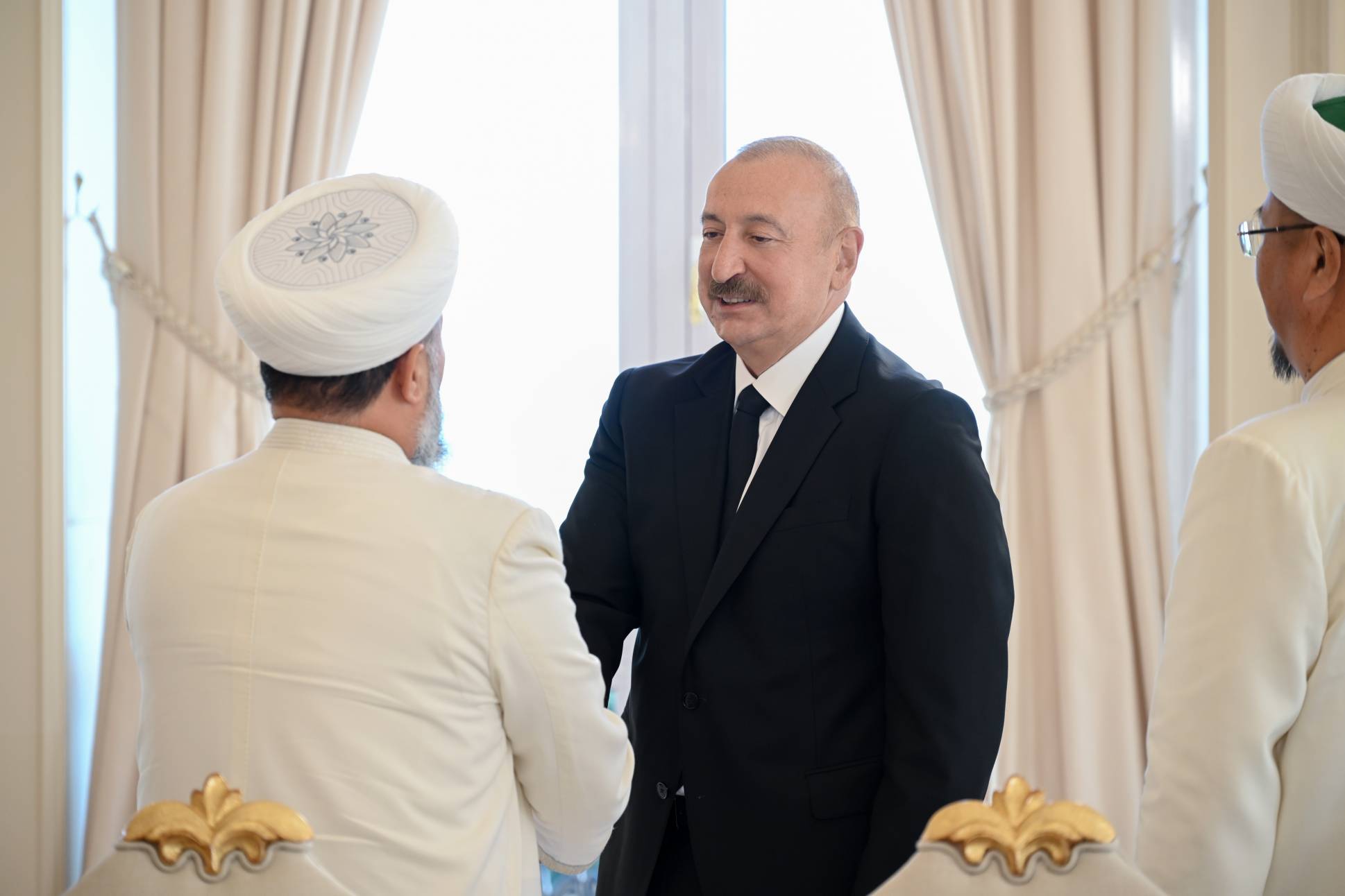 Prezident İlham Əliyev Bakıda keçirilən beynəlxalq konfransların iştirakçılarını qəbul edib - Image 34