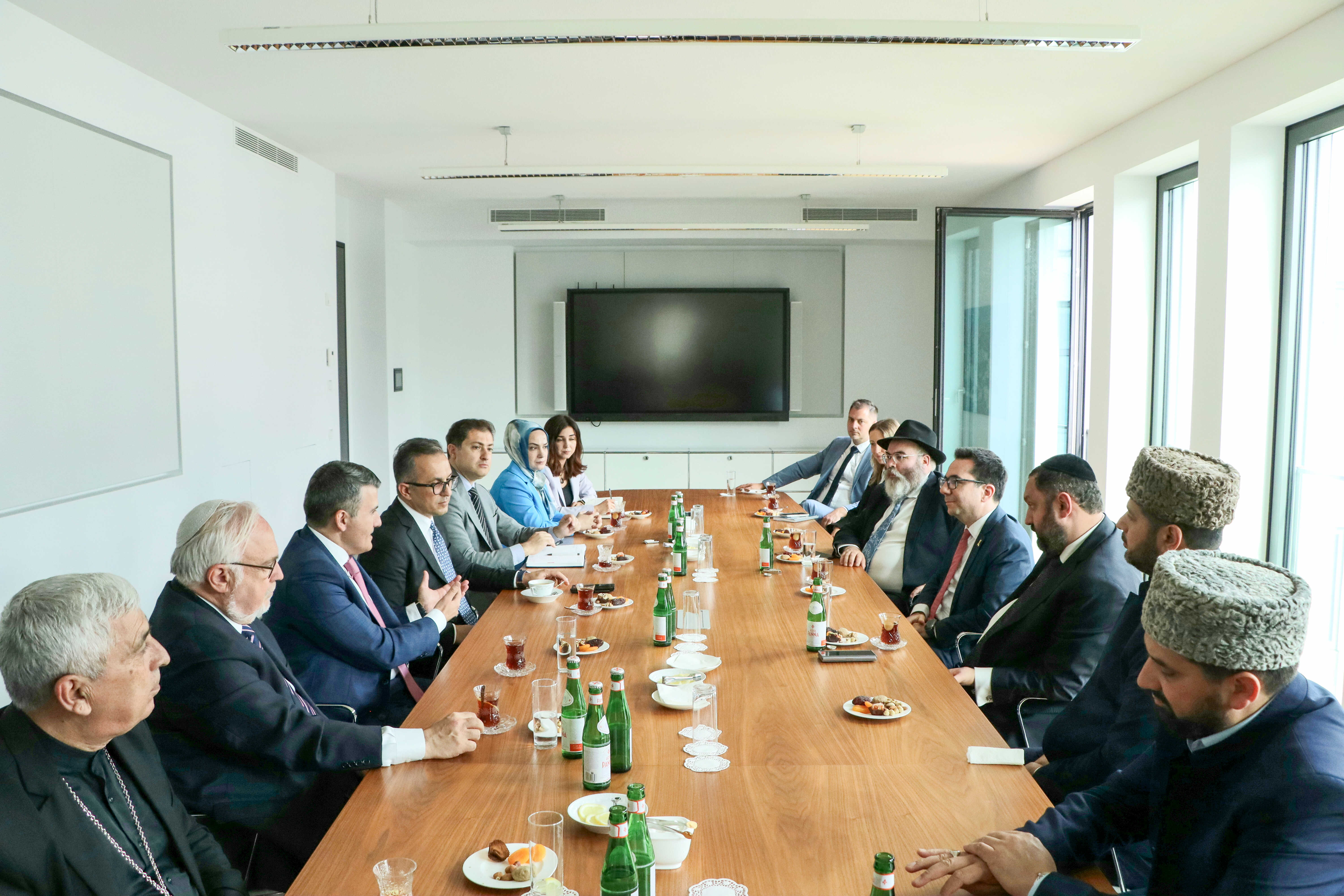 Azərbaycan nümayəndə heyəti Almaniyada müxtəlif dini konfessiyaların nümayəndələri ilə görüşüb - Image 11