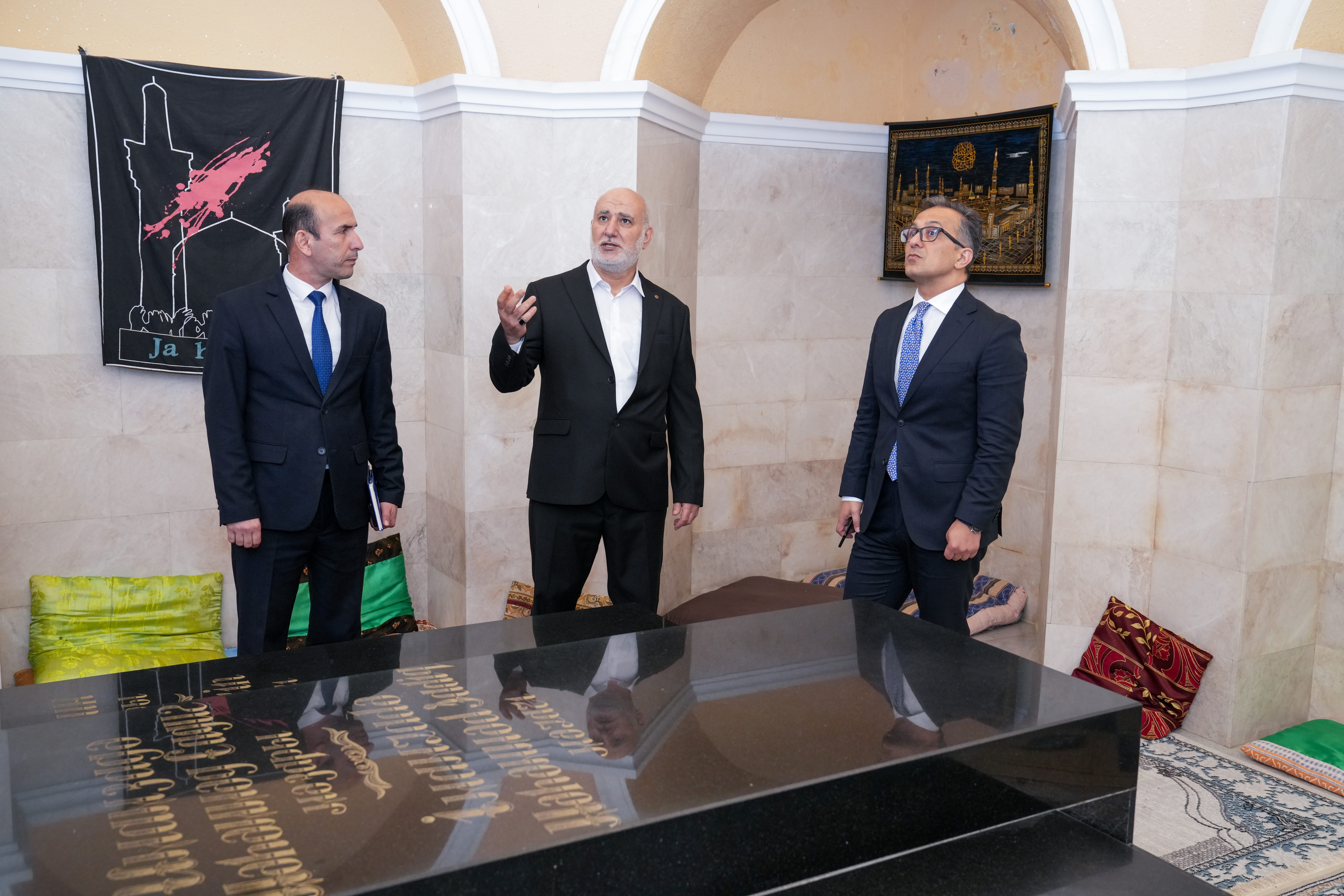 Dövlət Komitəsinin sədri Bakıda fəaliyyət göstərən ziyarətgahlarda olub - Image 3