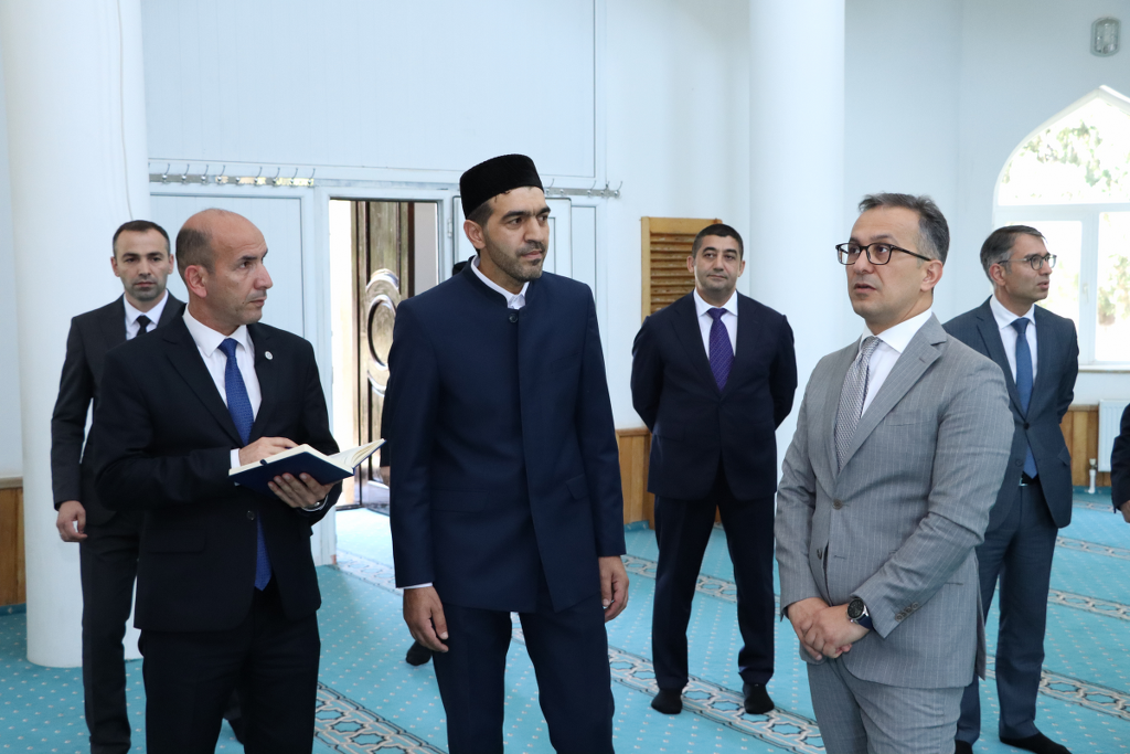 Dövlət Komitəsinin sədri Ağsu şəhərində məscidlərin fəaliyyəti ilə tanış olub - Image 2