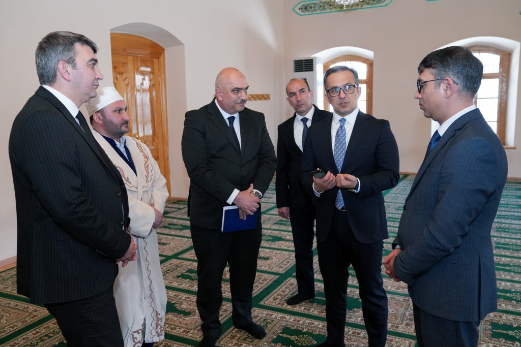 Dövlət Komitəsinin sədri Qaxda yerləşən yerləşən dini ibadətgahların fəaliyyəti ilə tanış olub - Image 17
