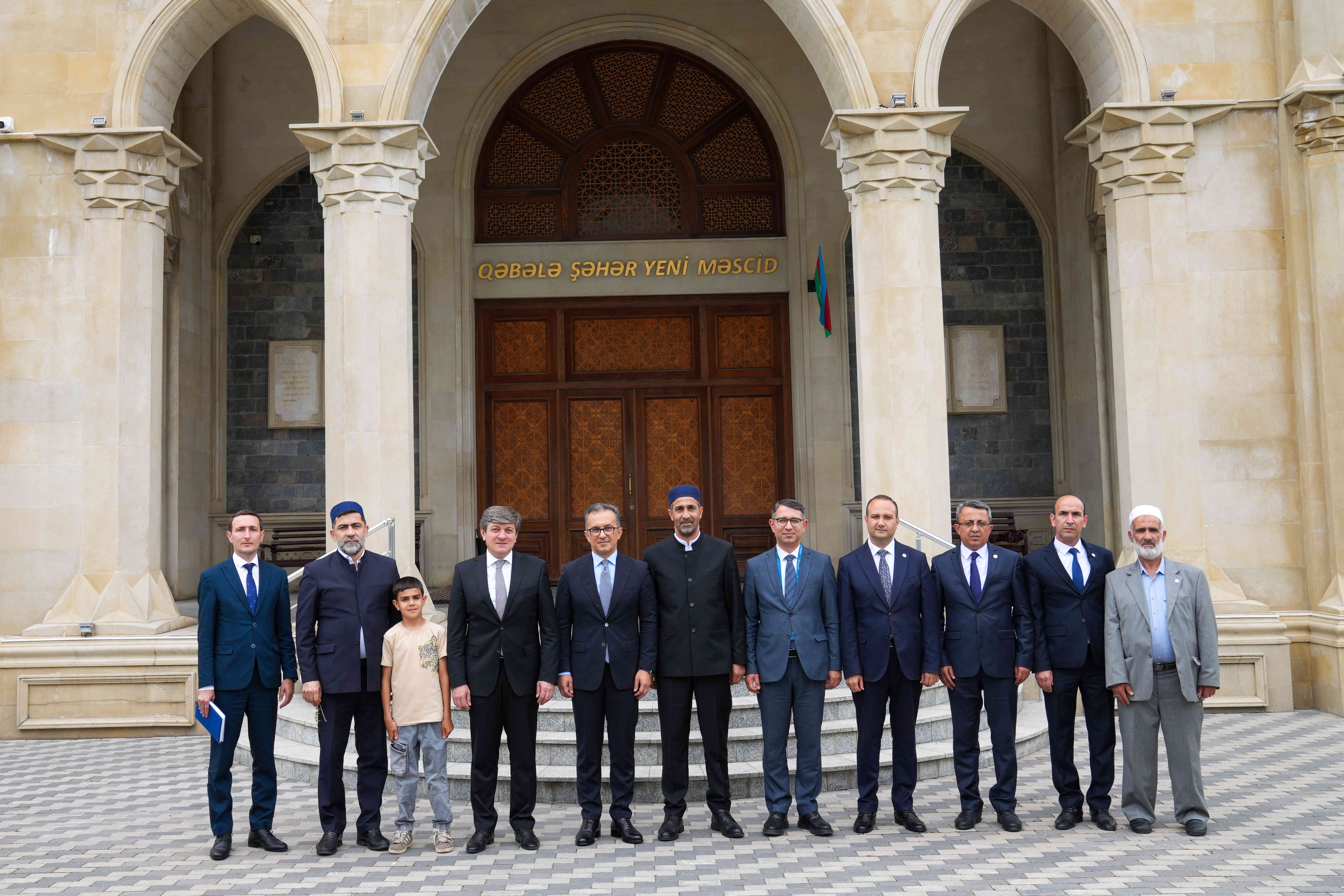 Komitə sədri Qəbələ şəhərindəki məscidlərin fəaliyyəti ilə tanış olub - Image 2