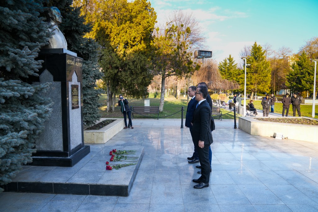 Buxarestdə Ümummilli Lider Heydər Əliyevin abidəsi ziyarət edilib - Image 2