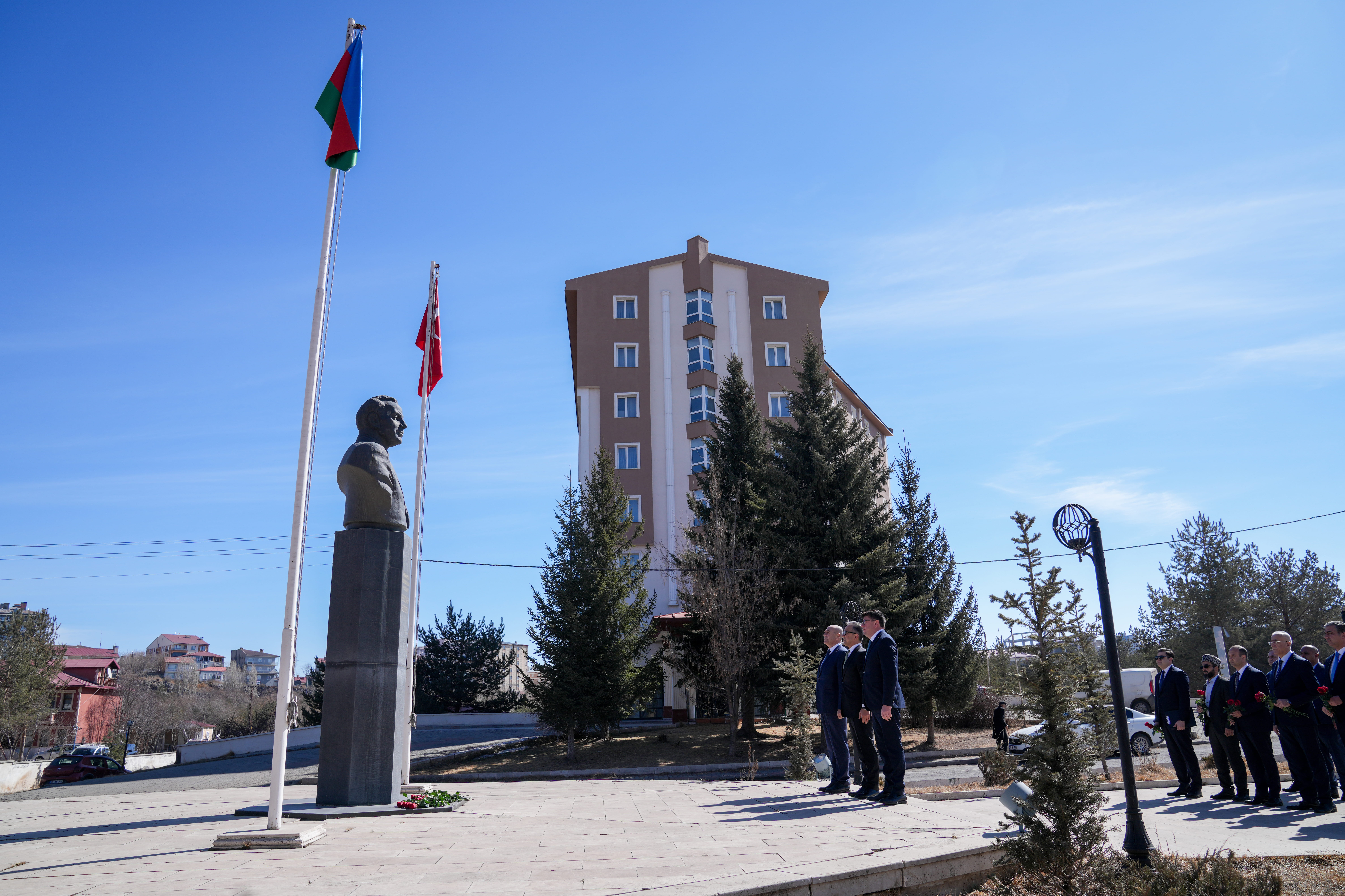 Azərbaycan nümayəndə heyəti Qarsda Ulu Öndərin abidəsini ziyarət edib - Image 3