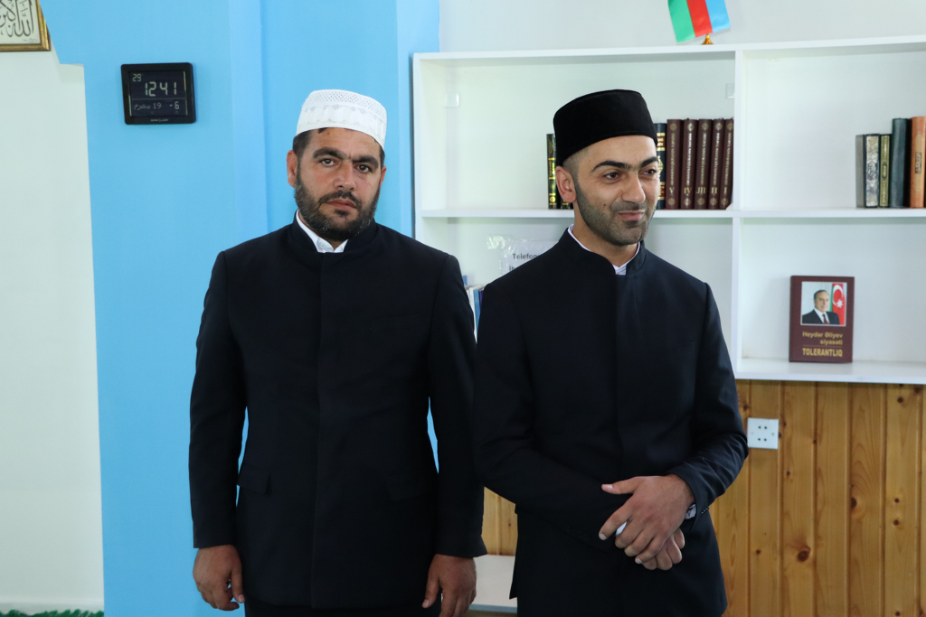 Dövlət Komitəsinin sədri Ağsu şəhərində məscidlərin fəaliyyəti ilə tanış olub - Image 7