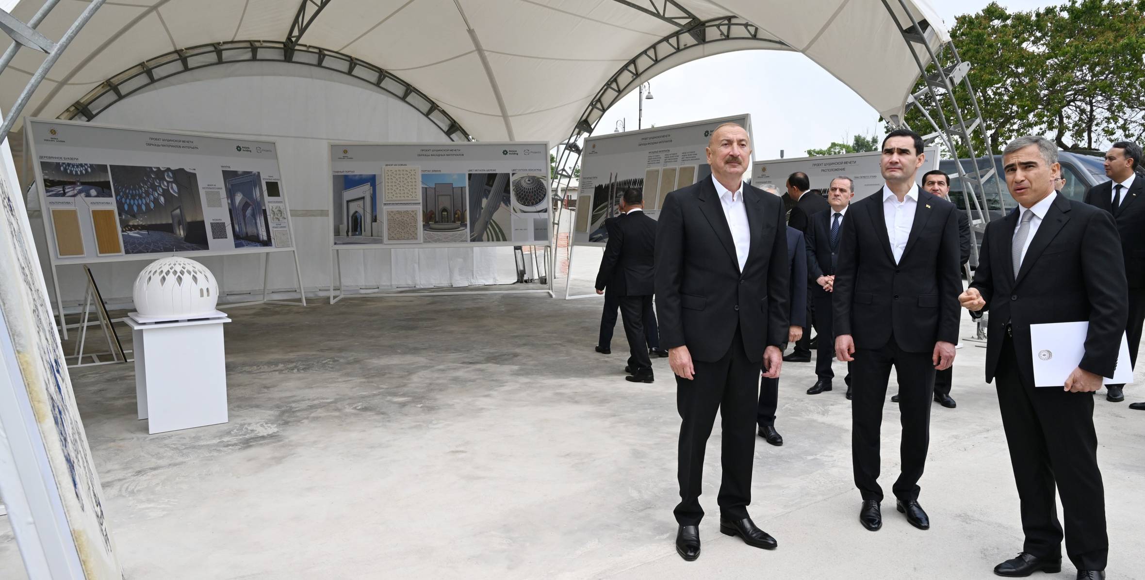 Azərbaycan və Türkmənistan prezidentləri Şuşa məscidində tikinti işlərinin gedişi ilə tanış olublar - Image 4