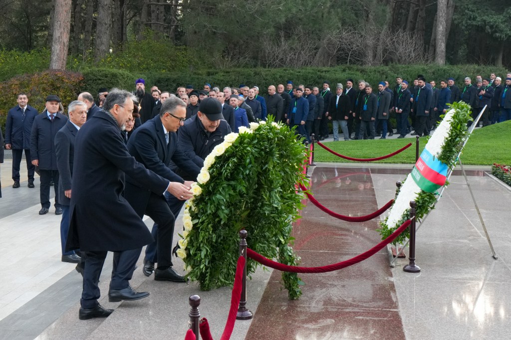 Azərbaycan Din Xadimlərinin II Forumunun iştirakçıları Fəxri xiyaban, Zəfər abidəsi və Hərbi Qənimətlər Parkını ziyarət ediblər - Image 2