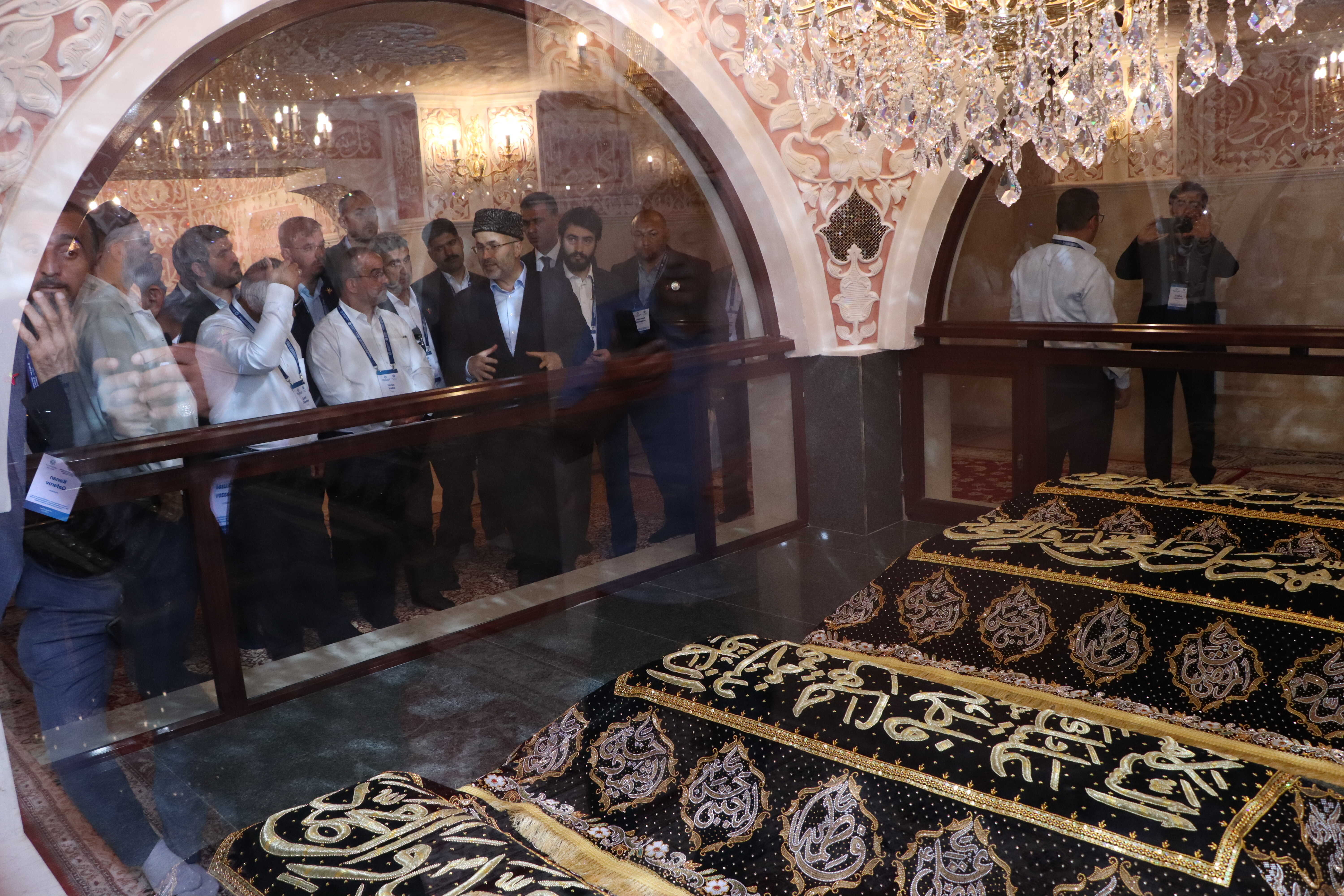 Azərbaycanda səfərdə olan din xadimləri Bakıda bir sıra ibadətgahların fəaliyyəti ilə tanış olublar - Image 11