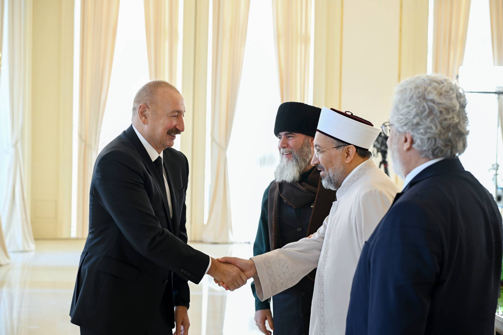 Prezident İlham Əliyev Bakıda keçirilən beynəlxalq konfransların iştirakçılarını qəbul edib - Image 37