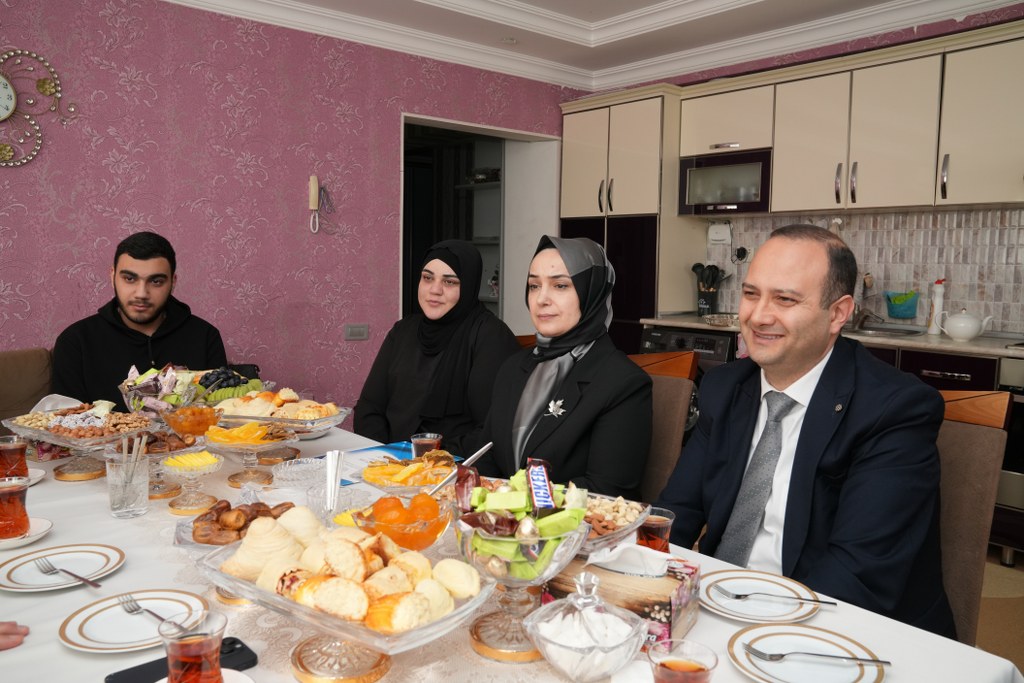 Dövlət Komitəsinin sədri Aİİ-də təhsil alan tələbənin evini ziyarət edib - Image 2