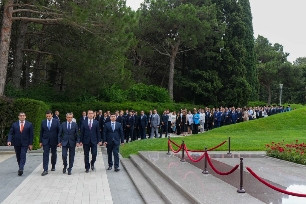 Dini Qurumlarla İş üzrə Dövlət Komitəsinin, tabeliyindəki qurumların kollektivi Fəxri xiyabanı və Şəhidlər xiyabanını ziyarət edib. - Image 5