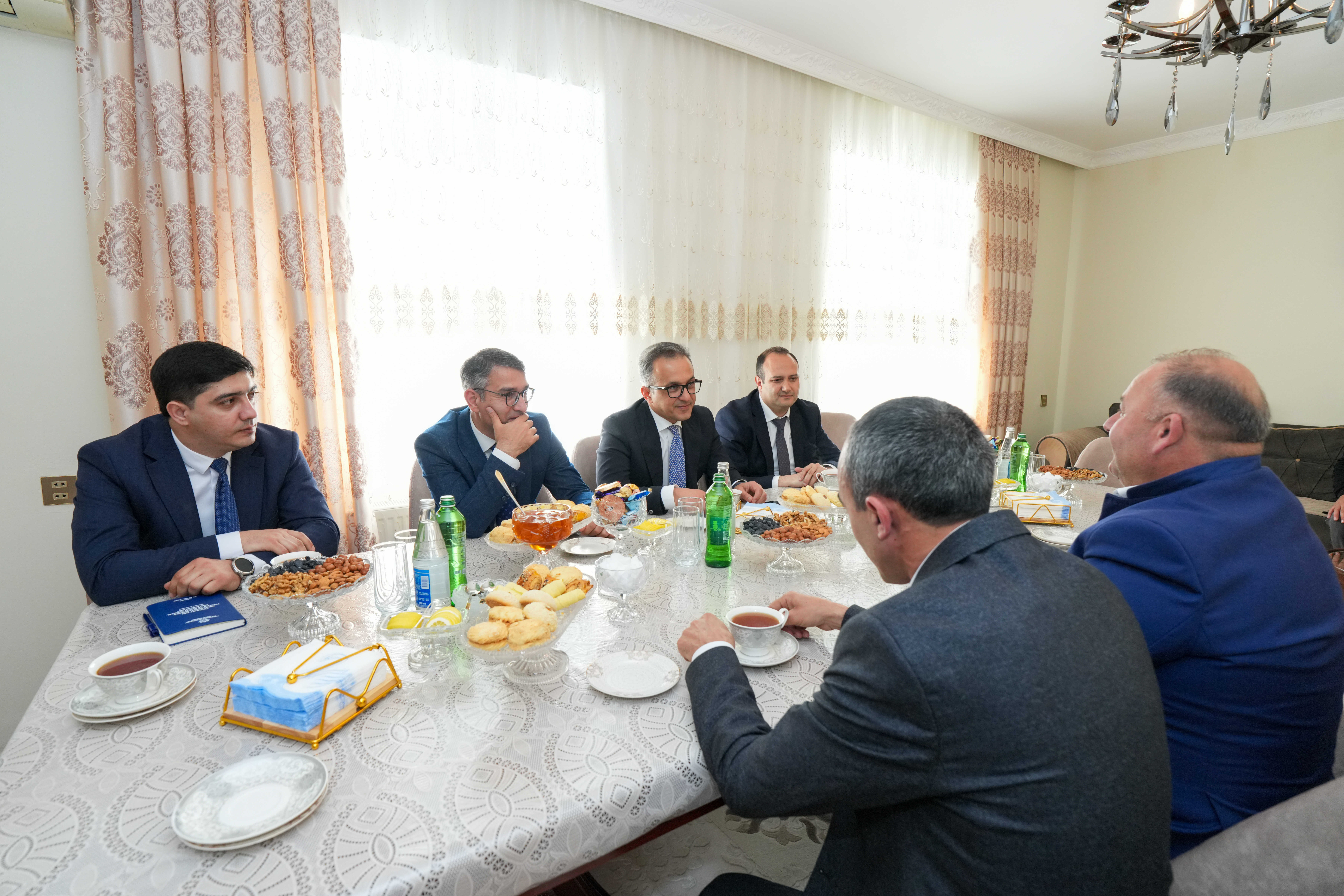 Dövlət Komitəsinin sədri Bərdədə tələbənin ailəsini ziyarət edib - Image 2
