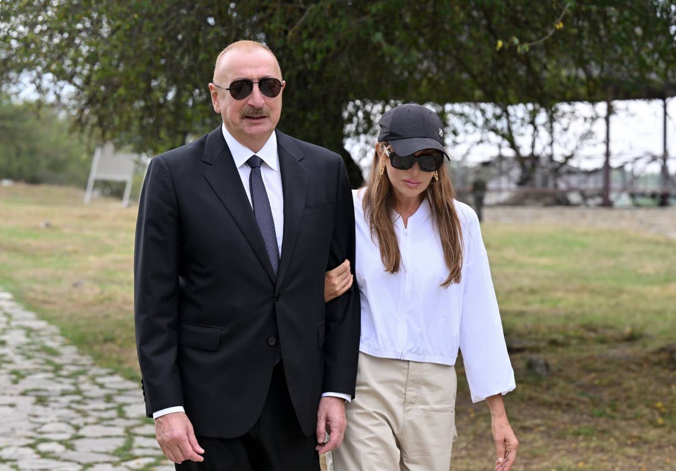 Prezident İlham Əliyev və birinci xanım Mehriban Əliyeva Şamaxıda Pir Ömər Sultan ziyarətgahında aparılan konservasiya işləri ilə tanış olublar - Image 7