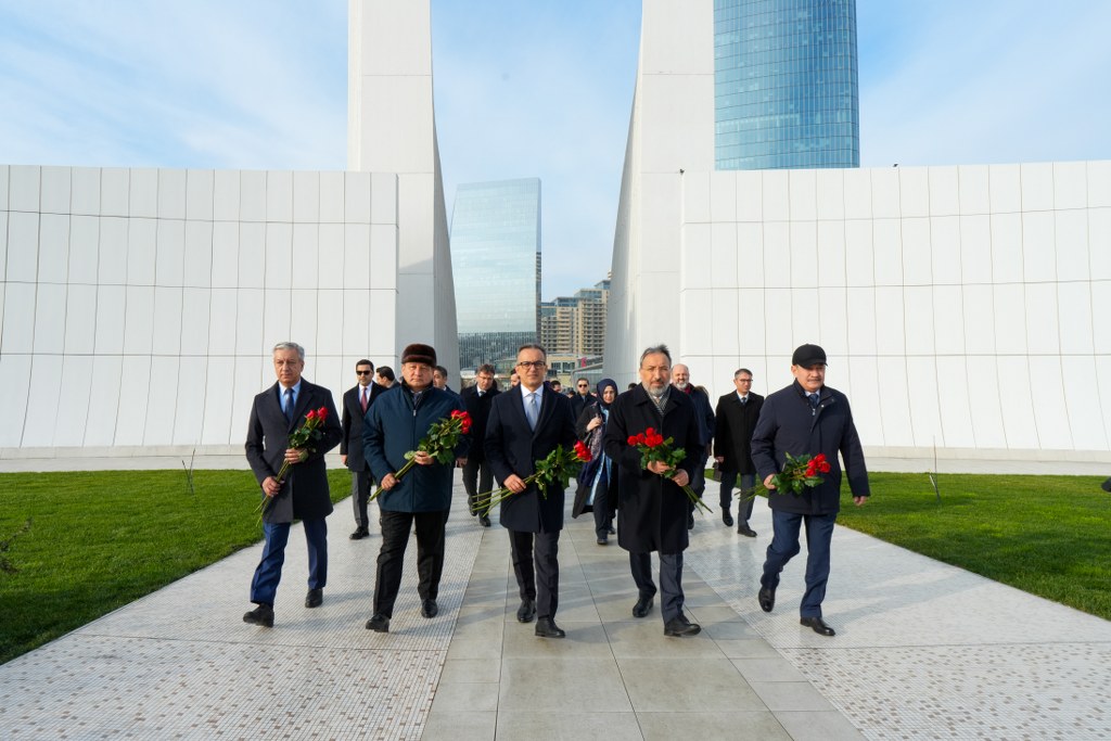 Azərbaycan Din Xadimlərinin II Forumunun iştirakçıları Fəxri xiyaban, Zəfər abidəsi və Hərbi Qənimətlər Parkını ziyarət ediblər - Image 6