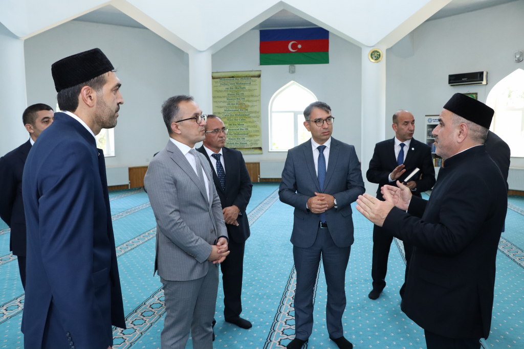 Dövlət Komitəsinin sədri Ağsu şəhərində məscidlərin fəaliyyəti ilə tanış olub - Image 4