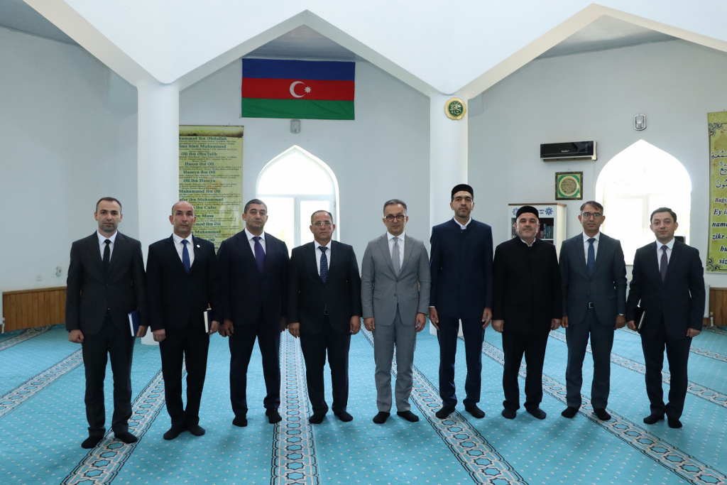 Dövlət Komitəsinin sədri Ağsu şəhərində məscidlərin fəaliyyəti ilə tanış olub - Image 6