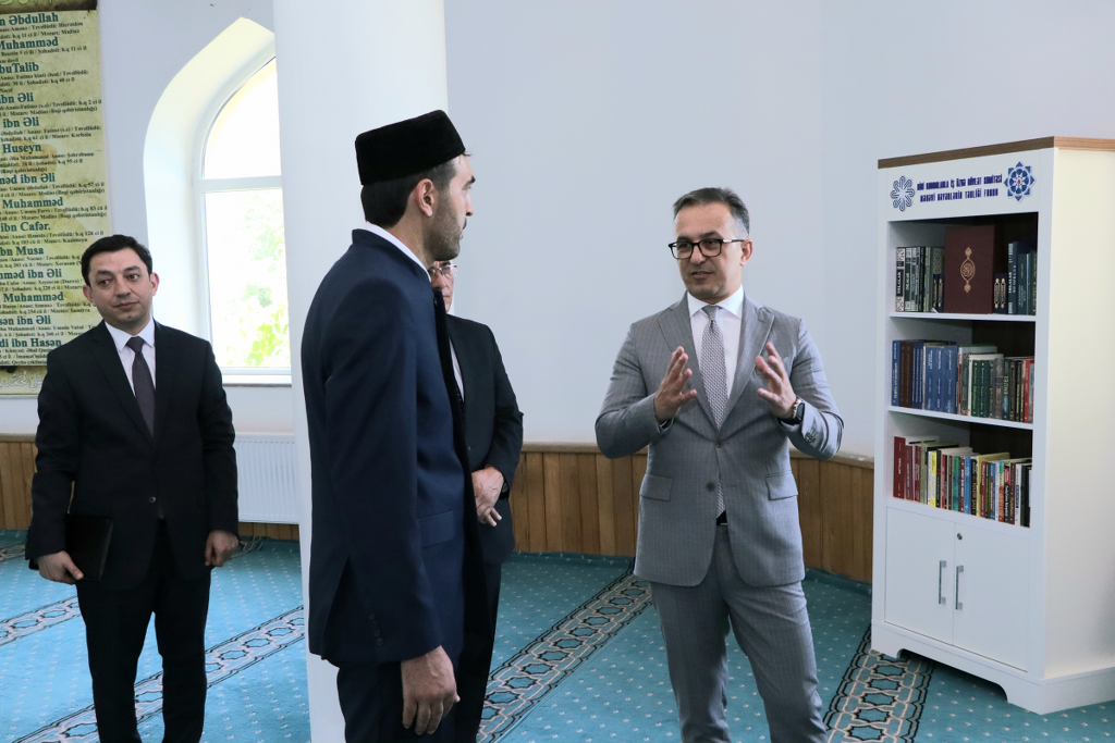 Dövlət Komitəsinin sədri Ağsu şəhərində məscidlərin fəaliyyəti ilə tanış olub - Image 8