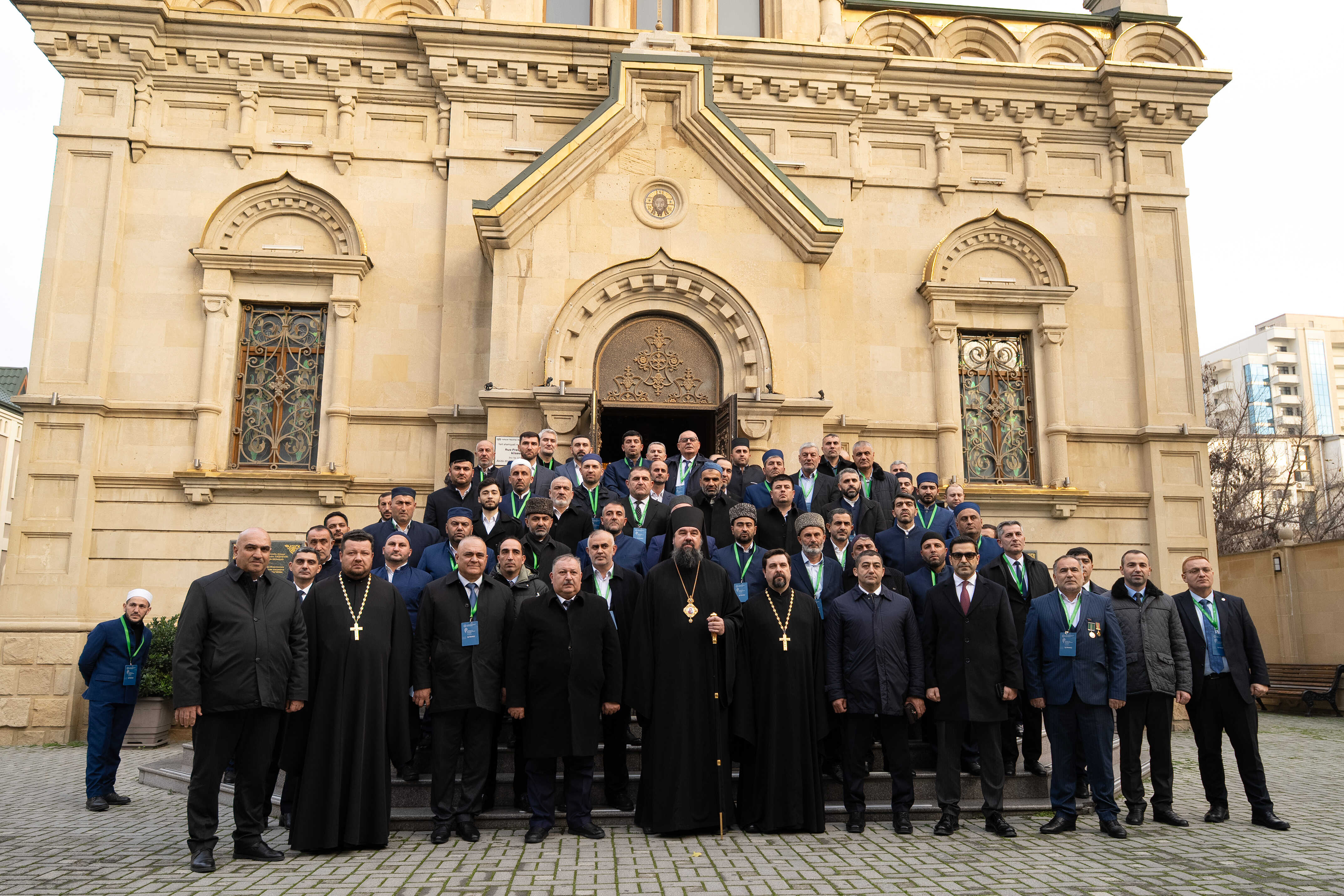 Forum iştirakçıları Müqəddəs Mürdaşıyan Zənənlər Kafedral Kilsəsi və Dağ yəhudiləri sinaqoqunun fəaliyyəti ilə tanış olublar