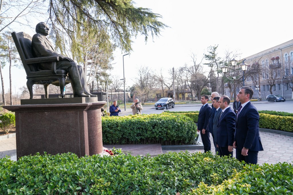 Rustavi şəhərində Ulu Öndərin abidəsi ziyarət olunub - Image 2