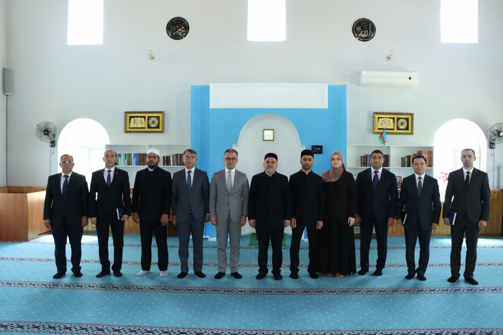 Dövlət Komitəsinin sədri Ağsu şəhərində məscidlərin fəaliyyəti ilə tanış olub - Image 12