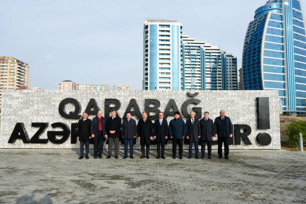 Azərbaycan Din Xadimlərinin II Forumunun iştirakçıları Fəxri xiyaban, Zəfər abidəsi və Hərbi Qənimətlər Parkını ziyarət ediblər - Image 10