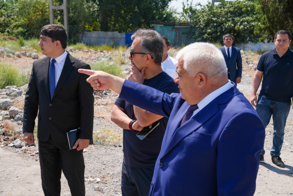 Bərdədə yeni qəbiristanlığın salınması nəzərdə tutulan əraziyə baxış keçirilib - Image 2