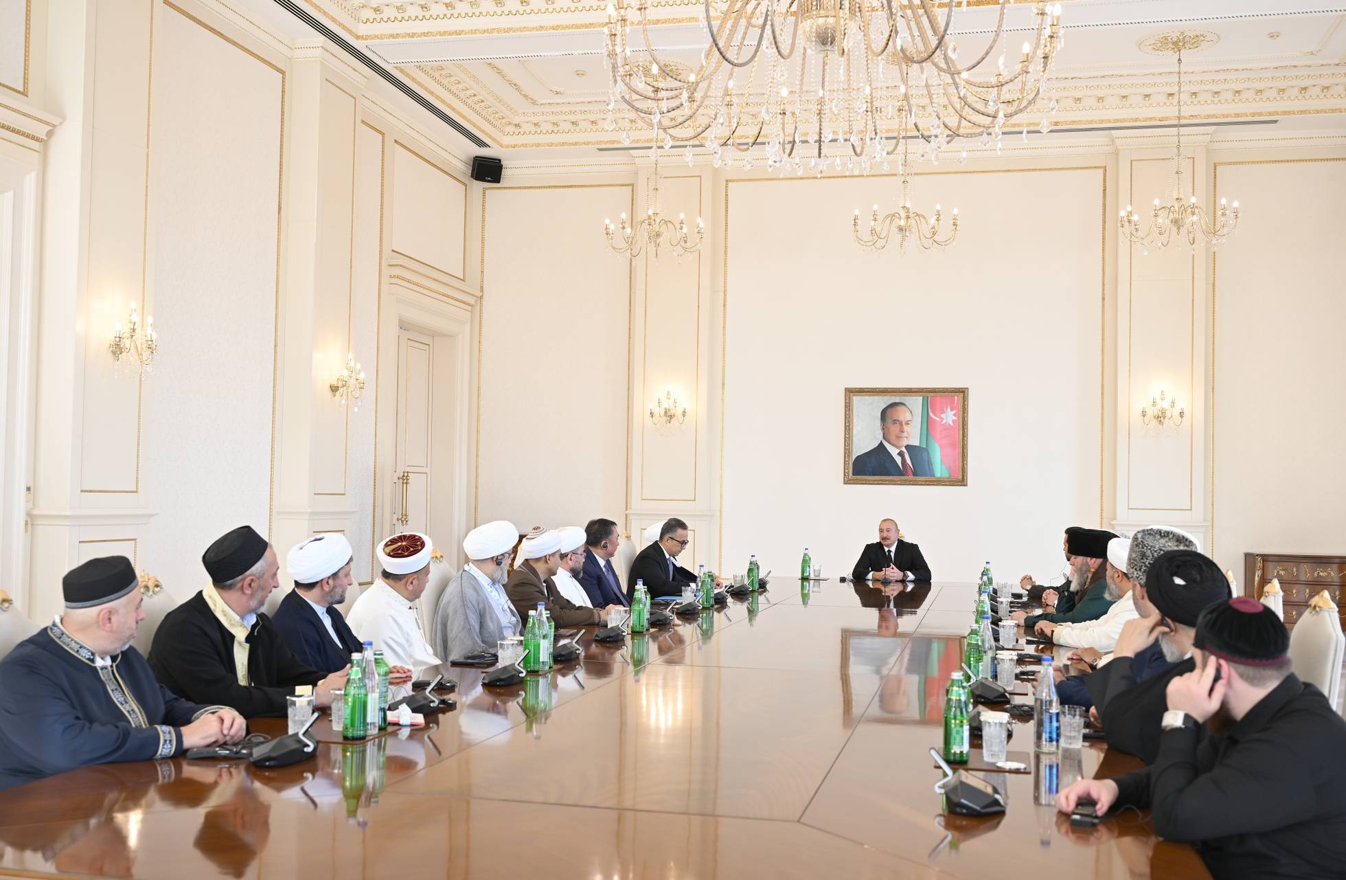 Prezident İlham Əliyev Bakıda keçirilən beynəlxalq konfransların iştirakçılarını qəbul edib - Image 7