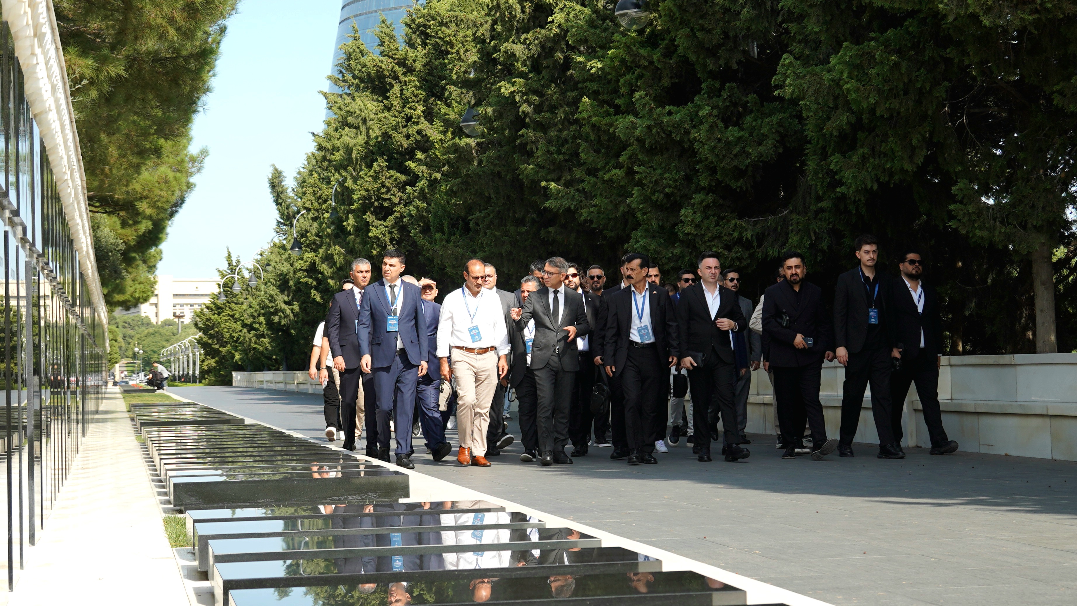 Ölkəmizdə səfərdə olan din xadimləri Fəxri xiyaban, Şəhidlər xiyabanı və “Türk şəhidliyi” abidəsini ziyarət ediblər - Image 15