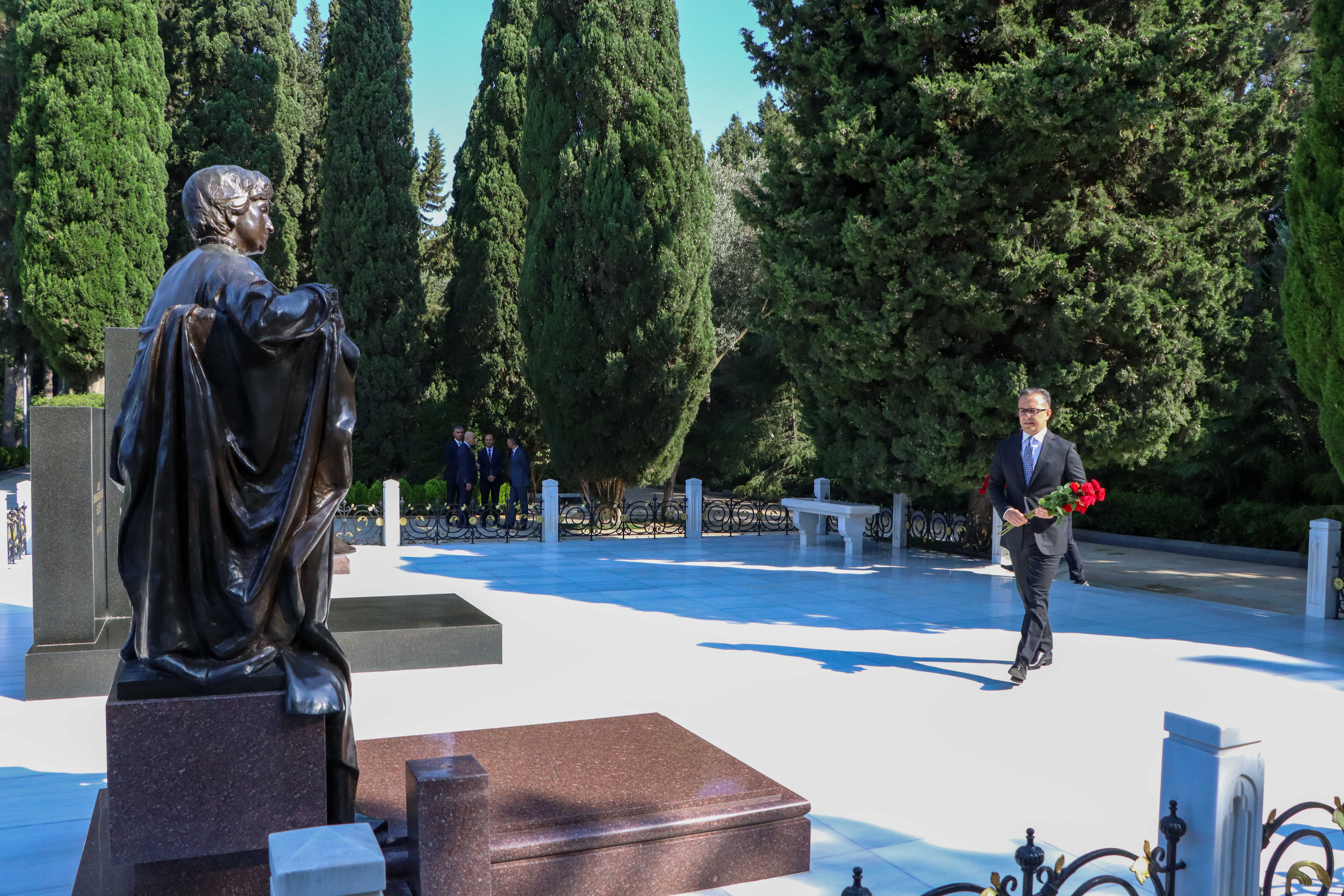 Dini Qurumlarla İş üzrə Dövlət Komitəsinin və tabeliyindəki qurumların kollektivi Fəxri xiyabanı ziyarət edib - Image 10
