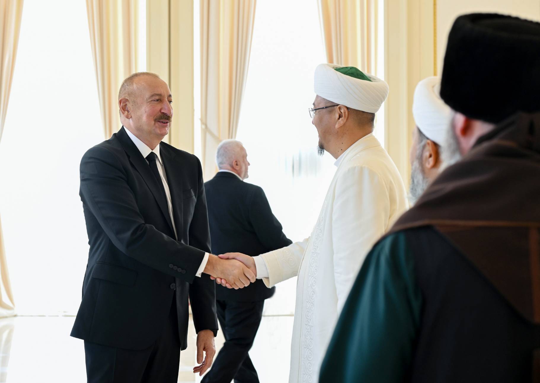 Prezident İlham Əliyev Bakıda keçirilən beynəlxalq konfransların iştirakçılarını qəbul edib - Image 41