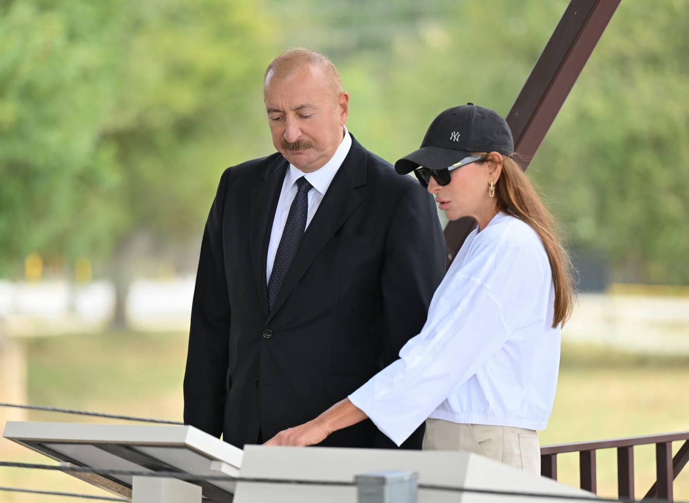 Prezident İlham Əliyev və birinci xanım Mehriban Əliyeva Şamaxıda Pir Ömər Sultan ziyarətgahında aparılan konservasiya işləri ilə tanış olublar - Image 1