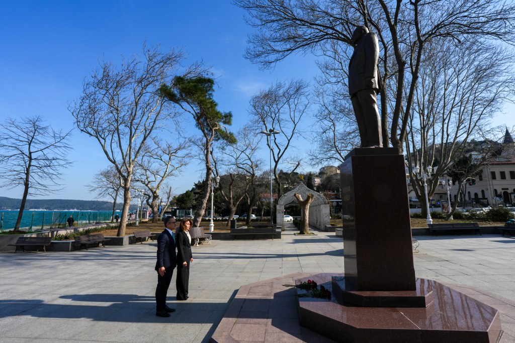 Azərbaycan nümayəndə heyəti İstanbulda Ümummilli Lider Heydər Əliyevin abidəsini ziyarət edib - Image 1
