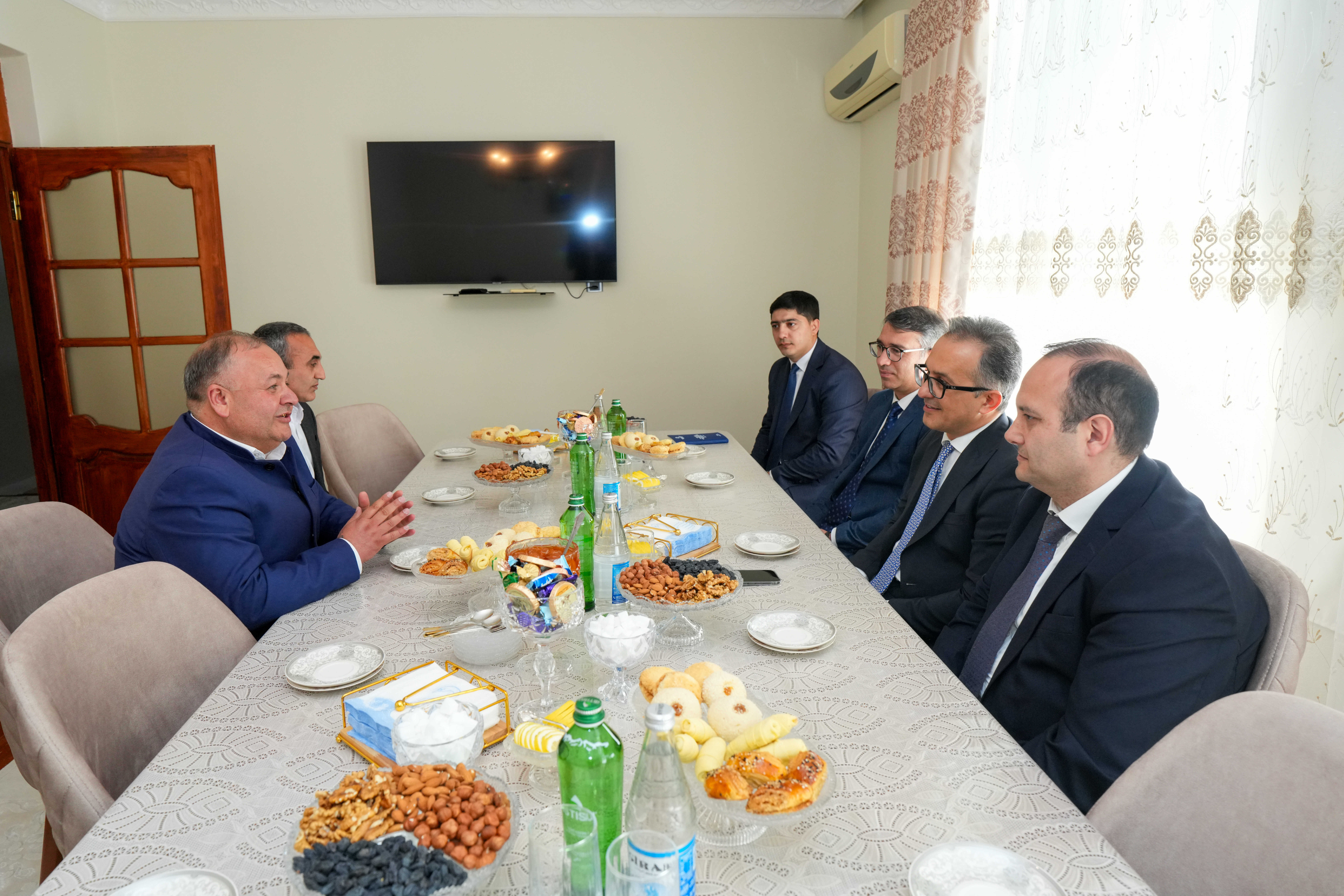 Dövlət Komitəsinin sədri Bərdədə tələbənin ailəsini ziyarət edib - Image 3